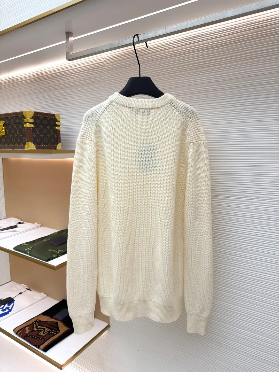 LOUIS VUITTON basic logo embroidered plain pullover knitted sweater ●Original version: 18,000 purchased and developed ●Item number: 1680919-A75 ●Fabric: cashmere fabric ●Technology: knitting ●Version: fitted version ●Weight: about 630 grams ●Size: XS-S-M-L ●Description: Embroidered cashmere crew neck sweater This cashmere crew neck sweater is ribbed knitted to create a rich texture, which combines elegant style and comfortable texture. The LV logo embroidery sits on the left hem, and casual touches can easily upgrade any look. The overall wiring is straight and delicate, the fabric is comfortable and soft, and the color is consistent without color difference. It can be matched with the same style to create a fashionable look and control various occasions. Customized accessories, complete with three standards, same style for men and women!